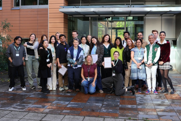 Turma in-person de 2025 da Cambridge Social Data School, registrada ao lado da coordenadora Eleanor Dare.
